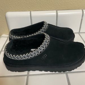 Black Ugg Tasman size 8